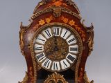 une horloge posée sur une table