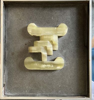 une photo d'une photo représentant une boîte contenant un objet quelconque