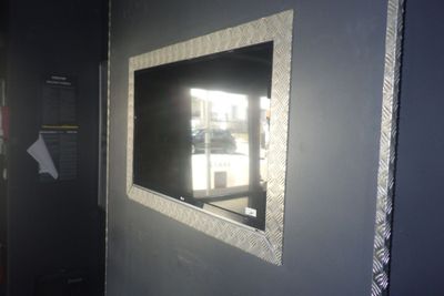 un miroir accroché au mur d'une pièce