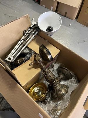 une boîte en carton contenant un certain nombre d'objets