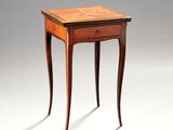 une petite table en bois avec un tiroir d'un côté et un autre tiroir de l'autre côté