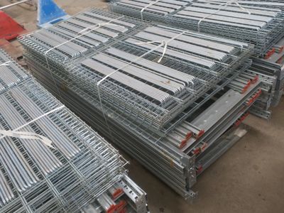 plusieurs cages métalliques empilées les unes sur les autres dans un entrepôt