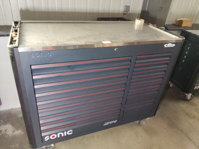 une image d'une armoire à outils dans un garage