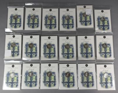 un lot de cartes posées sur une table