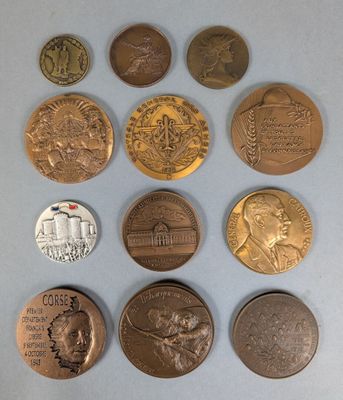 a close up of a bunch of coins sitting on top of a table
