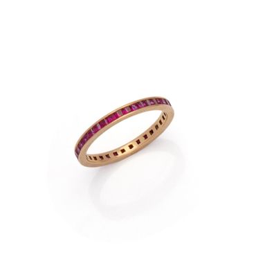 une bague « éternité » sertie de saphirs roses et de diamants