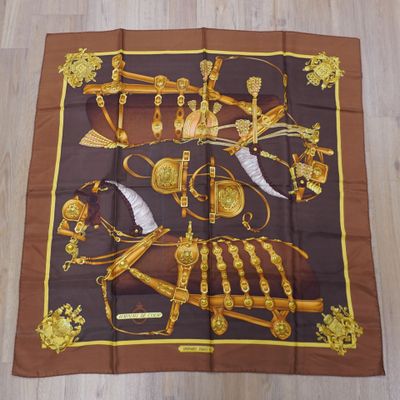 foulard en soie marron et doré représentant un homme à cheval