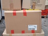 plusieurs boîtes empilées sur une palette