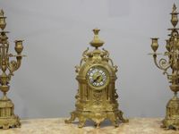 Garniture de cheminée trois pièces en laiton peint doré. (photo 2)