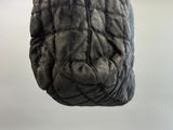 une photo en gros plan d'un sac suspendu à un crochet