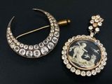 un gros plan sur une broche et une paire de boucles d'oreilles