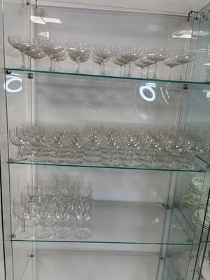une vitrine en verre contenant des verres à vin