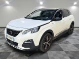 la voiture blanche est garée sur le sol à carreaux d'une pièce