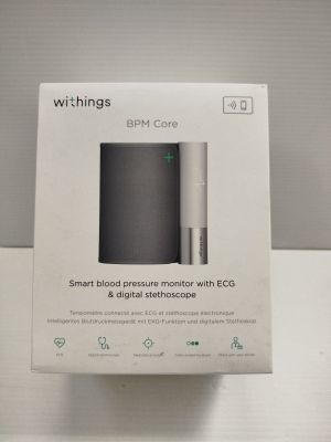 une boîte contenant un appareil connecté, posée sur une table