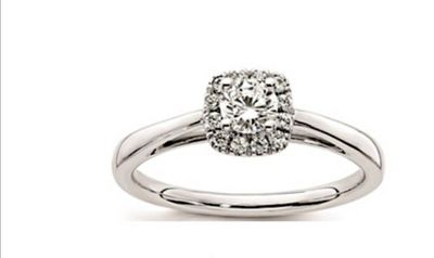 une bague de fiançailles en or blanc sertie d'un diamant en centre