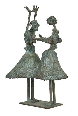 sculpture en bronze représentant deux femmes en train de danser sur un fond blanc