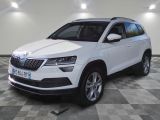 Le SUV blanc de la SKC est garé dans une grande pièce.