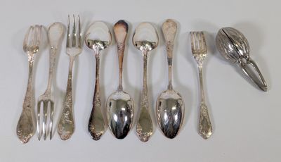 beaucoup de cuillères et de fourchettes en argent sur la table