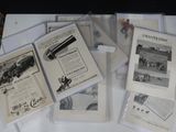 de nombreuses vieilles photos exposées sur une table