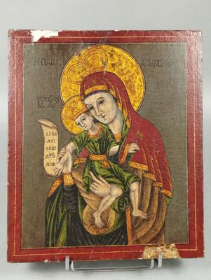 une peinture représentant une femme tenant un enfant dans ses bras