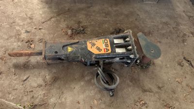 une petite machine posée sur le sol