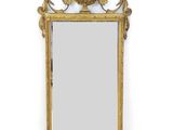 un miroir accroché au mur