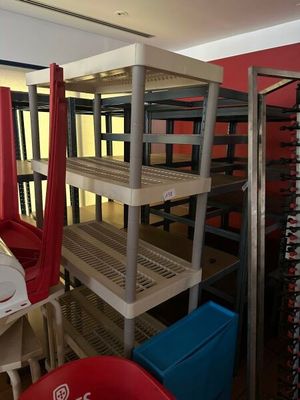 une pièce où se trouvent plusieurs étagères et des chaises