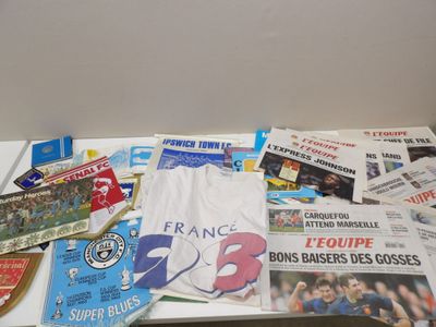 a lot of newspapers on the table and a bag on top of it