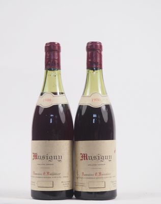 deux bouteilles de vin posées l'une à côté de l'autre sur une surface blanche