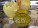 un vase en verre orné d'une fleur, posé sur une table