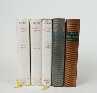 trois livres superposés sur une surface blanche