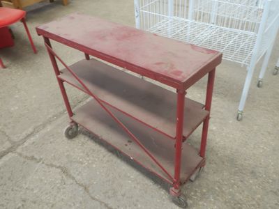 un chariot rouge posé par terre
