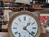 une horloge posée sur une table dans une pièce