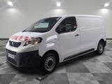la photo d'une camionnette blanche garée dans un garage