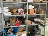 de nombreux cartons et boîtes sur les étagères du garage