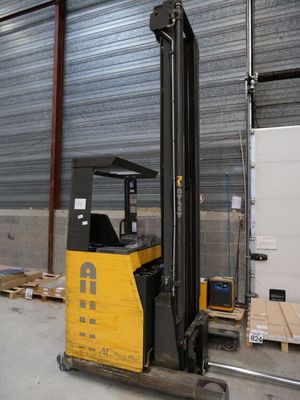 un chariot élévateur garé à l'intérieur d'un entrepôt