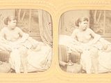 une vieille photo montrant deux femmes assises sur un canapé