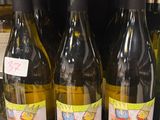 plusieurs bouteilles de vin sont alignées sur une étagère dans un magasin