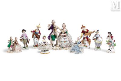 ensemble de figurines en porcelaine représentant des personnages et des animaux sur un fond blanc