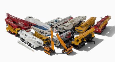 de nombreux types différents d'engins de chantier sur une surface blanche