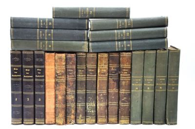 un grand nombre de vieux livres empilés les uns sur les autres