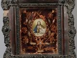 un cadre décoré contenant une image de la Vierge Marie et de l'Enfant Jésus