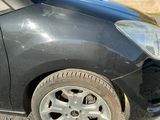 une voiture noire garée sur le bord de la route