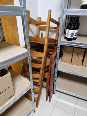 Trois chaises en bois DOSSIER 5 : CAVE A VIN