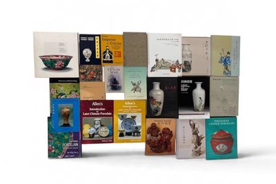 plusieurs livres empilés les uns sur les autres