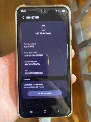 Une personne tient un téléphone portable à la main et on voit l'écran de l'appareil.