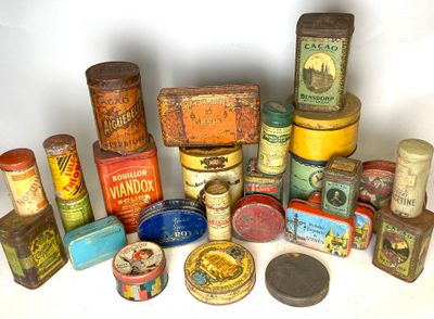 un grand nombre de boîtes de conserve posées sur une table
