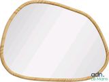 Le miroir est en bois et possède un cadre incurvé.
