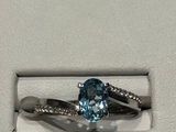 l'image d'une bague ornée d'une topaze bleue