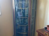 une vitrine en verre dans un coin de la pièce